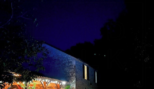 Forest-edge barn near medieval Issigeac