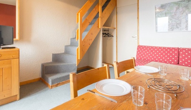 Functional apartment near slopes, balcony valley view, 6/7 people