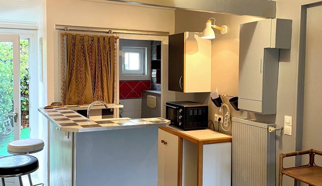 Furnished studio with a private terrace, in a quiet, green setting 10 minutes from the sea