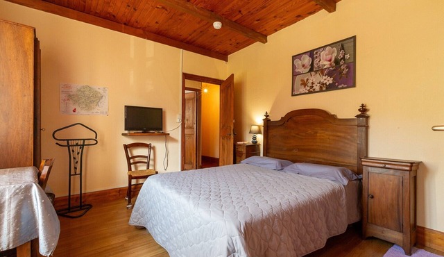 Guest Room “Côté Jardin” with Shared Terrace, Communal Garden and Wi-Fi