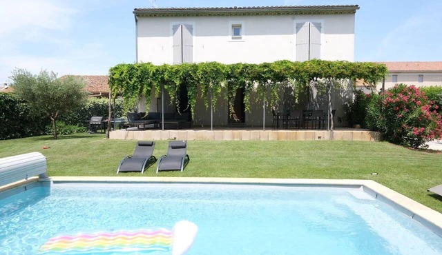 Heated pool villa rental in Bédarrides for 6 people