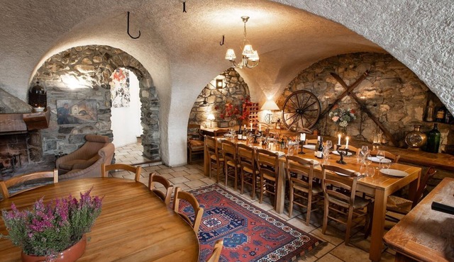 Incredible vaulted dining room, 6 bedrooms, garden