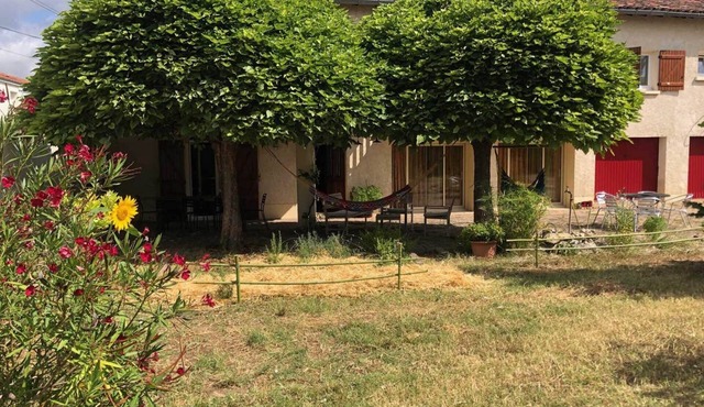 L'Escapade, a spacious holiday cottage with a garden near Albi