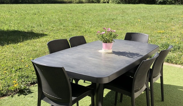 Large, cosy studio with indoor and outdoor pool and bicycles 10 minutes' walk from the village