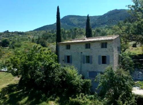 Le Mas des Fontettes, gite 14 personnes, piscine chauffée, propriété 5ha, barbecue