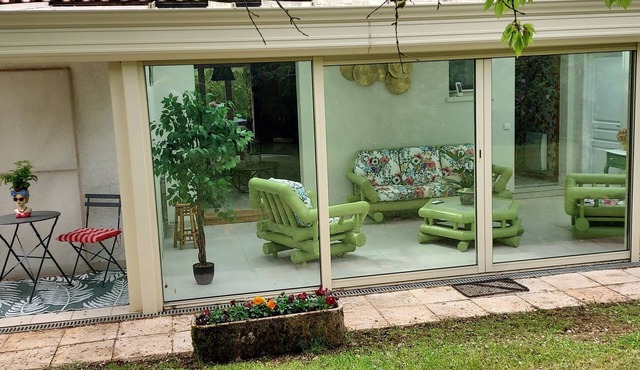 Le Mûrier single-storey house with beautiful veranda. Beautiful garden.