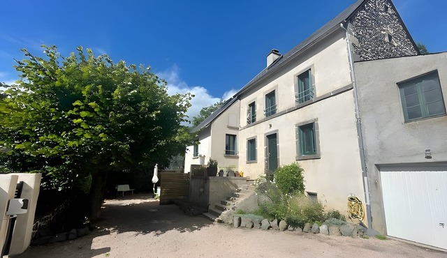 Le Puy d’Eraigne: peaceful, cool apartment with terrace and optional garage on request