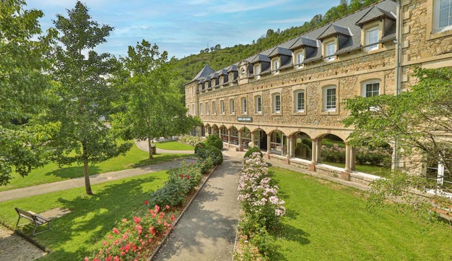 LOGIS HOTEL L'HÔTEL DES BAINS - Salles-la-Source