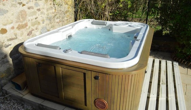 Luxury cottage with Jacuzzi in Saint-Polycarpe