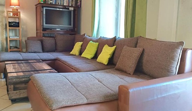 Maison spacieuse à Bertignat avec jardin et espace jeux,