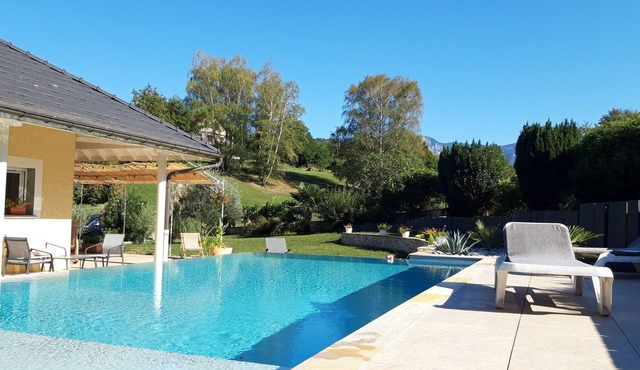 Mountain lake jacuzzi pool cottage