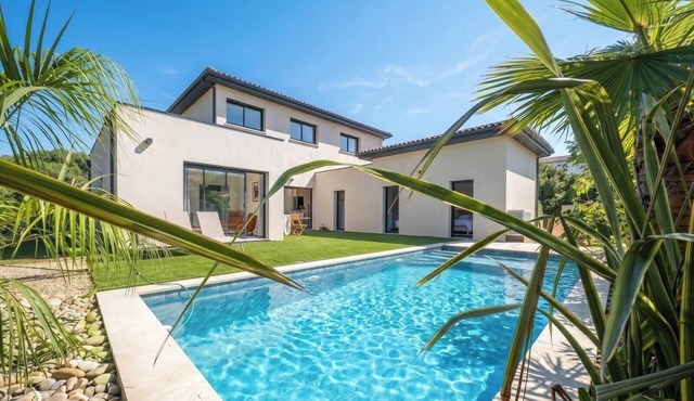 New villa—210 m² nestled between vineyards and the sea