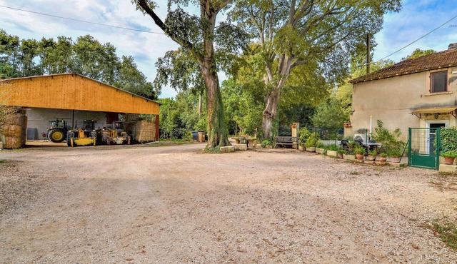 Nice home in Arles with WiFi