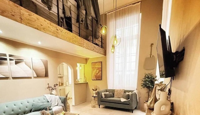 Nice Old Town 3BR Duplex - AC, Easy Check-in, Cathedral Area