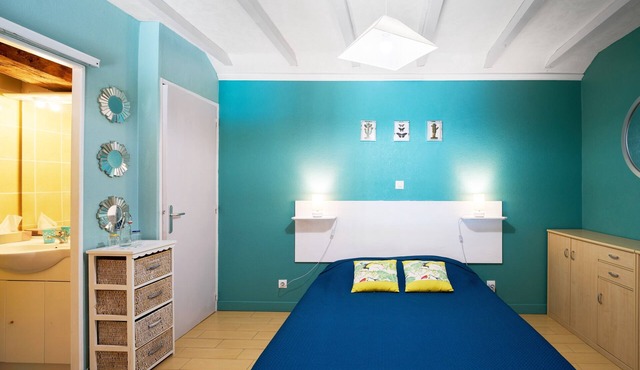 Périgord Tonique, 'Le Pré Fleuri' Guest Rooms with Pool in the Heart of Ribéracois