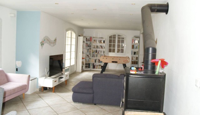 Provençal house for rent with a fully equipped pool.