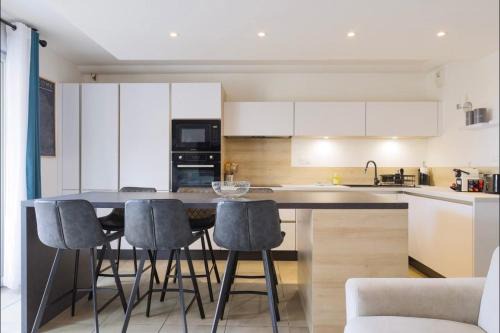Q&R Renting - Suites Design Modernes et Luxueuses- Confort Parking AC Mer