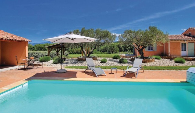 Quiet country cottage with private pool