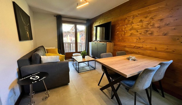 Renovated apartment with pool in Samoëns