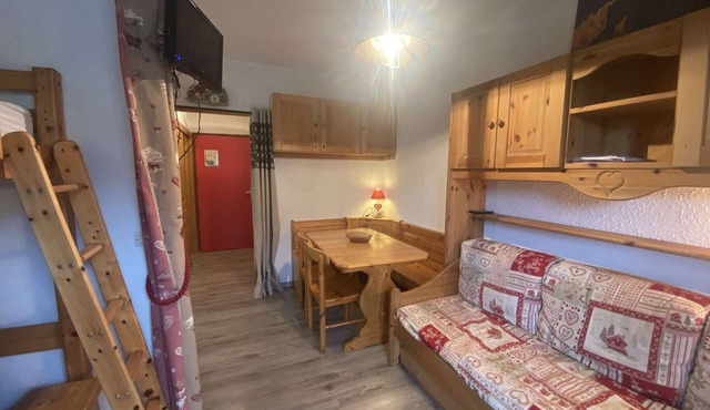Renovated Cozy Apartment for 4-5 People with Pool Access