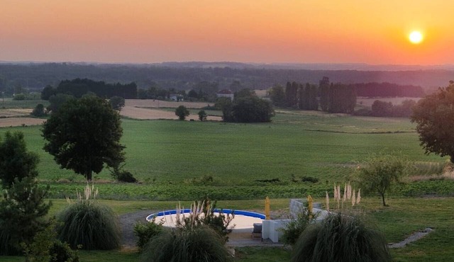 Romantic Gîte Cezanne with Jacuzzi, Two Terraces and Sunset Views in Lot-et-Garonne