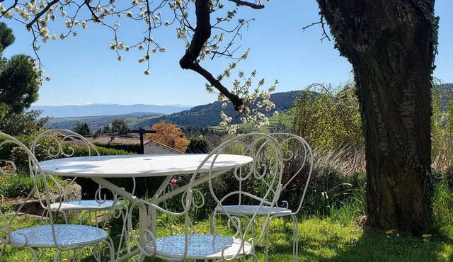 Saint Joseph gîte, isolated but within walking distance of all amenities!