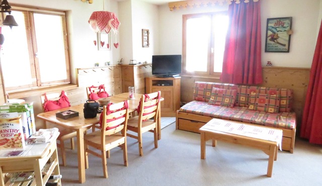 Ski apartment in La Tania, great views, sauna, close to Col de Loze summit
