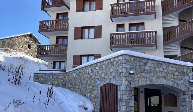 Ski in, ski out flat to sleep up to 6