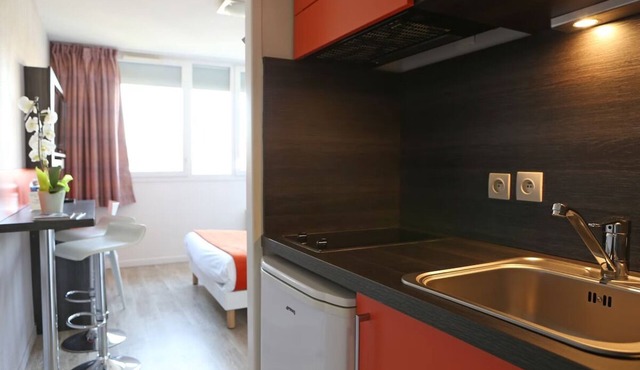 Sleek Flat: Great Bedding & Convenient Elevator & Useful Kitchenette