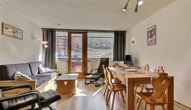 South-facing 3-room apartment sleeps 7, pets allowed, ski-in ski-out balcony