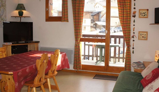 Spacious 6-Person Duplex in Village Center, Close to Slopes, Pool Access