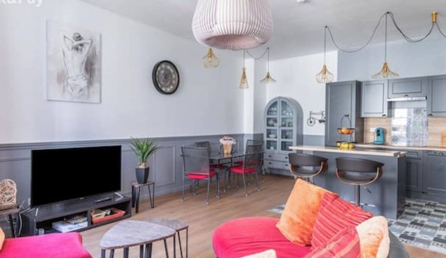 Spacious downtown 3-bedroom apartment
