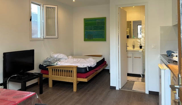 Studio 17m au Fond du Jardin, Très Calme , 10 min de Château de Versailles,