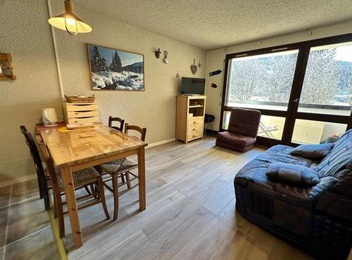 Studio 4 pers au pied des pistes avec balcon sud, parking - FR-1-515-221