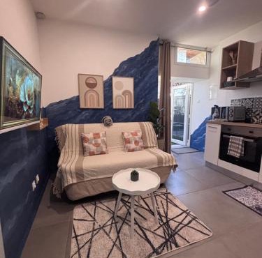 Studio Bleu tout équipé au calme proche des commerces