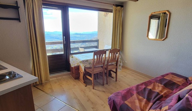 Studio for 2 with south-facing balcony, near station