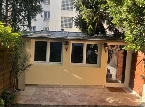 Studio rénové avec petite terrasse privative