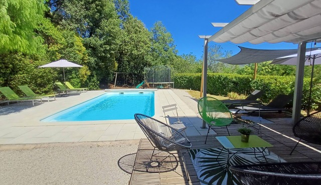 Studio with swimming pool & garden "Your haven of peace in Provence".