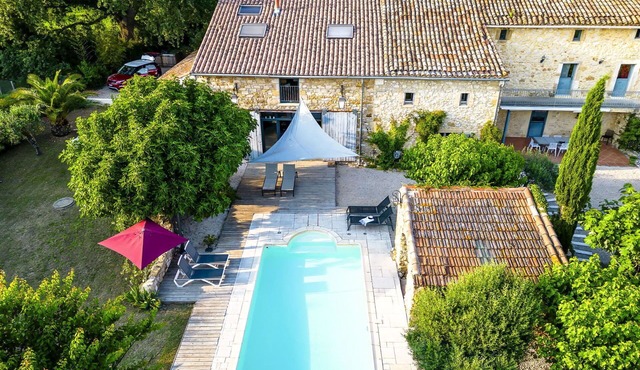 Stunning private villa with WIFI, private pool, A/C, TV, terrace, pets allowed and parking