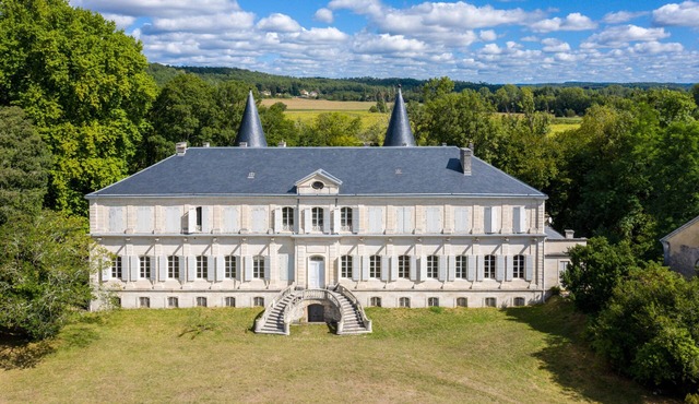 The East Wing – Historic Elegance and Modern Comfort at Château de Mayac with Shared Pool