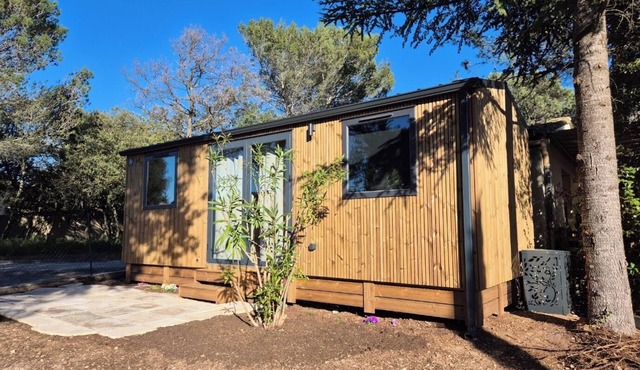 Tiny 2 pers 1 Ch, equipped kitchen, air conditioning; Swimming pool; between Mont Ventoux and Avignon