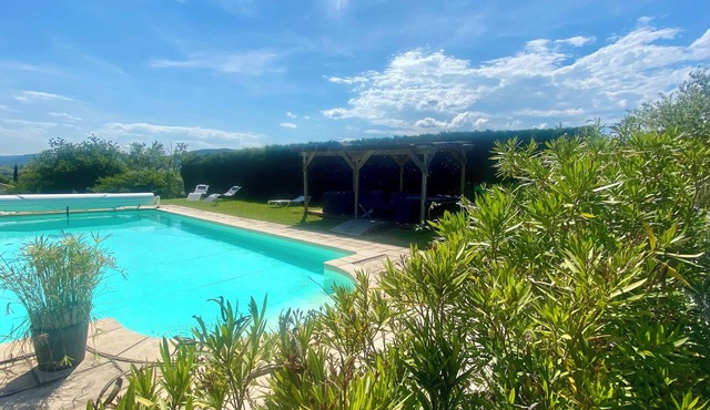 Vacation rental for 4 people: one 140 bed, one 120 bed, one 90 bed, shared pool. Air conditioning in the living room