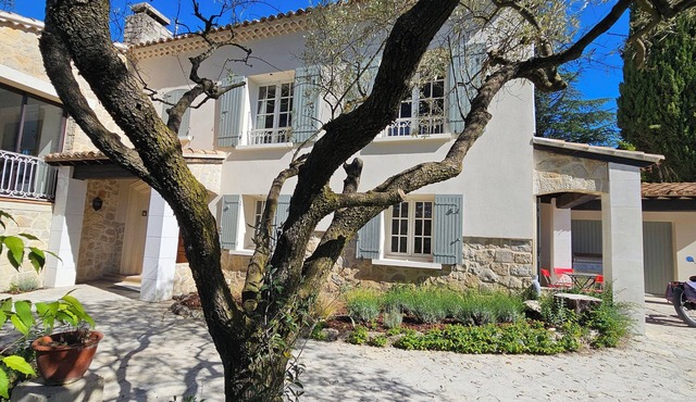 Vaison city center Villa Calou with swimming pool in 4000m2 park, magnificent view