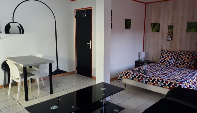 very quiet studio fully equipped 500 m from the lake with barbecue, garden furniture