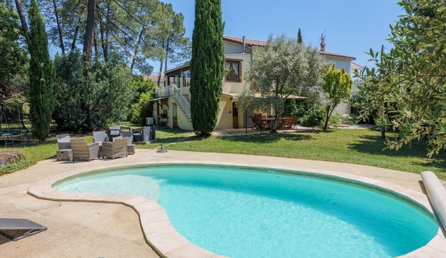 Villa Bella Heated Pool & Garden Family Holiday Home with Wi-Fi