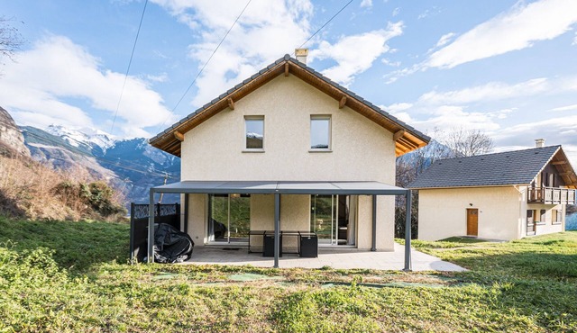 Villa 'Maison Jarrier Ski , Vélo' with Mountain View, Private Terrace and Wi-Fi
