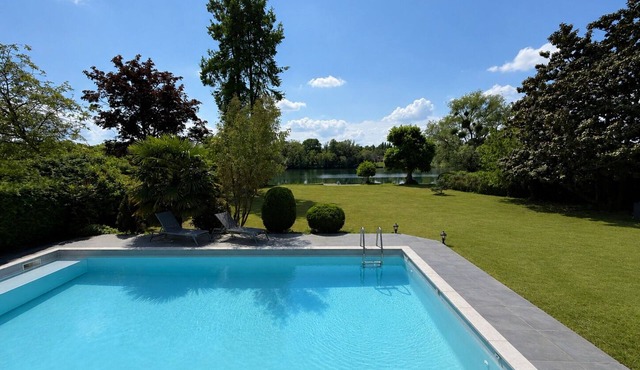 Villa on the banks of the Seine, 45 minutes from Paris