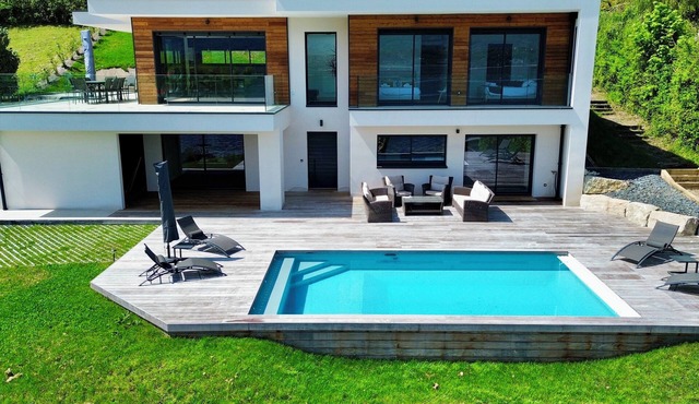 Villa Piscine chauffée, vue et accès lac, climatisation