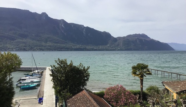Waterfront cottage on the shores of Lac du Bourget