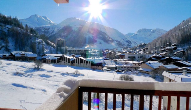 Wellmaintain sunny 3-room apartment in quiet residence with superb mountain view